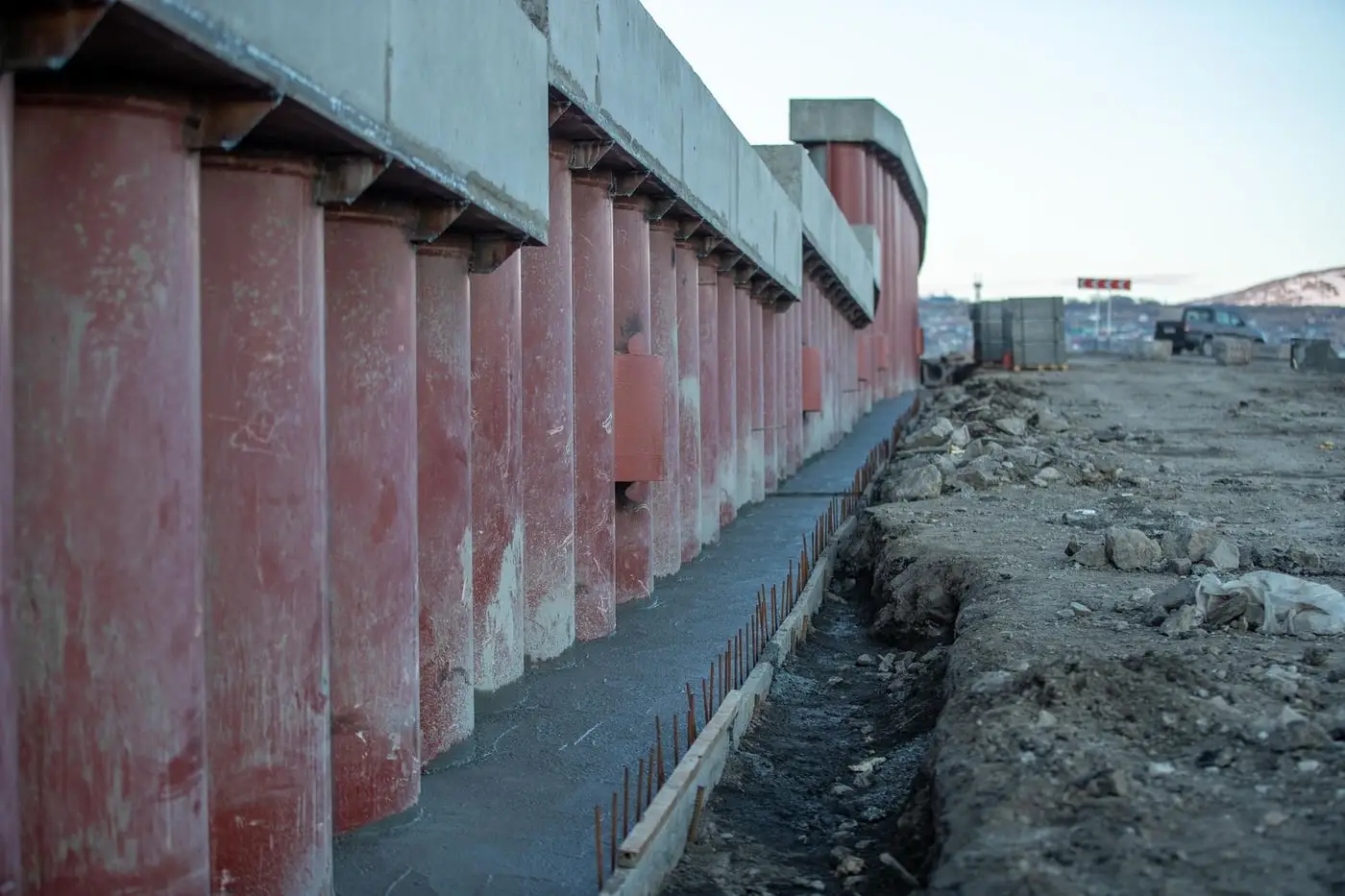 Muro de hormigón junto a una zanja de obra en Valencia