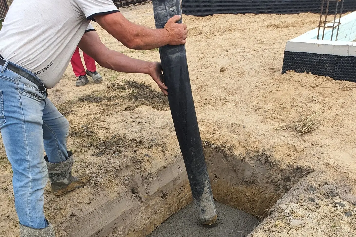 Hormigonado de una zapata de cimentación con manguera de bomba en Valencia
